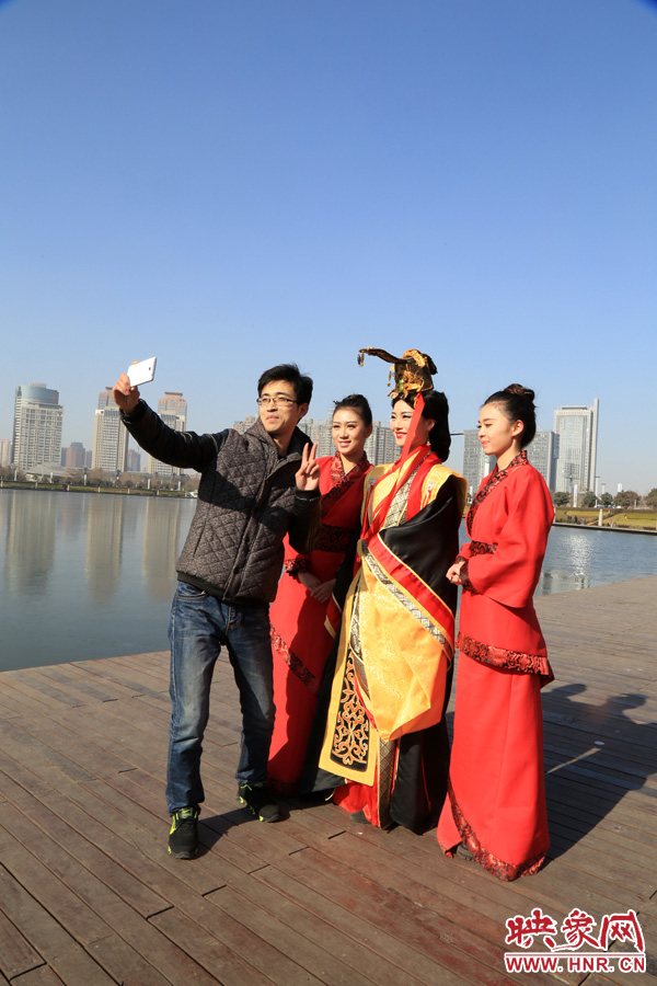 在比歌招親現(xiàn)場，有許多人圍觀拍照。