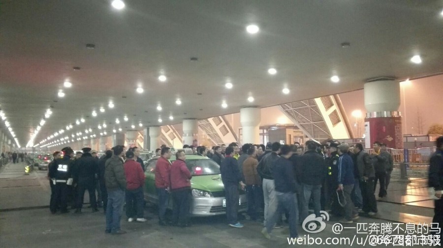 網曝成都雙流機場出租車司機罷工 致數(shù)百旅客滯留