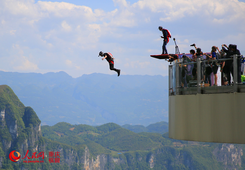 28日，2016世界低空跳傘大賽在重慶云陽龍缸景區(qū)正式開賽。圖為選手角逐中。劉政寧 攝