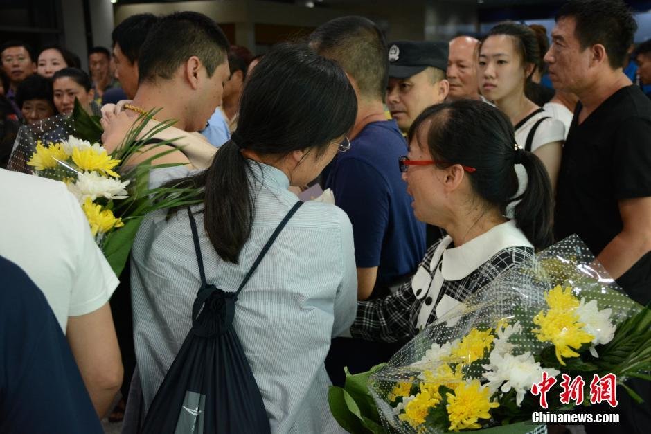 19時30分許，23位罹難者家屬代表陸續(xù)走出機場，多位家屬失聲痛哭。