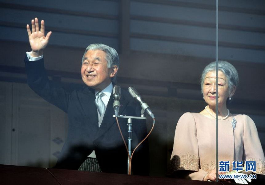 當(dāng)?shù)貢r(shí)間12月23日，在位于日本東京的皇宮，日本明仁天皇向民眾致意。