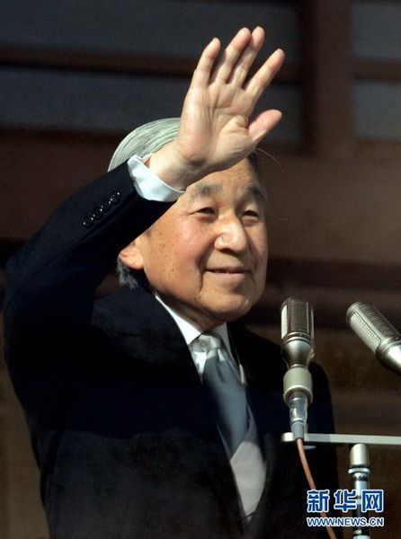 當(dāng)?shù)貢r(shí)間12月23日，在位于日本東京的皇宮，日本明仁天皇向民眾致意。