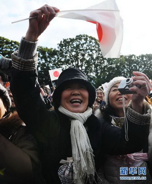 當(dāng)?shù)貢r(shí)間12月23日，在位于日本東京的皇宮，民眾向明仁天皇祝賀生日。