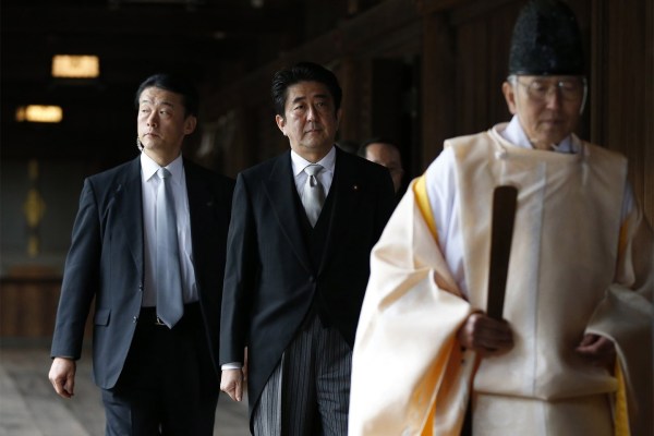 當(dāng)?shù)貢r(shí)間2013年12月26日，日本東京，日本首相安倍晉三抵達(dá)靖國(guó)神社。