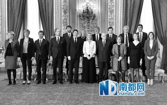 2月22日，在意大利羅馬總統(tǒng)府，新任總理馬泰奧·倫齊(前左五)與總統(tǒng)納波利塔諾(前右四)及新內(nèi)閣成員