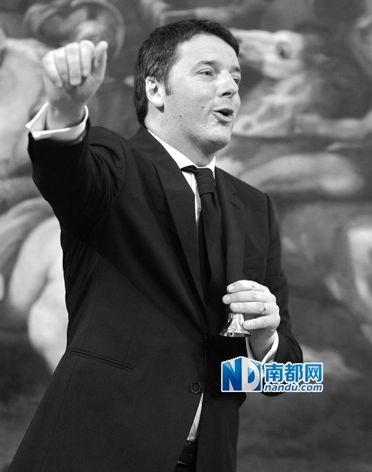 2月22日，在意大利羅馬總理府，新任總理馬泰奧·倫齊搖鈴象征正式行使總理權(quán)力。