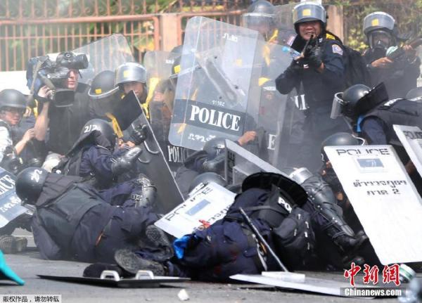 當?shù)貢r間2月18日，泰國曼谷警方與示威者發(fā)生沖突。