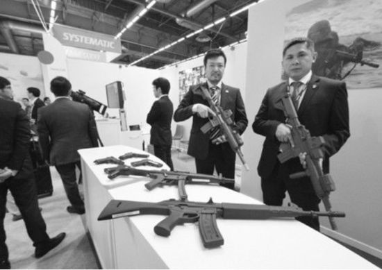 　日本企業(yè)在歐洲國(guó)際防務(wù)展上展示橡膠槍。