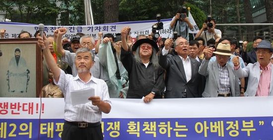 7月2日，在韓國首爾的日本駐韓國大使館前，民眾手持標(biāo)語參加抗議活動(dòng)。