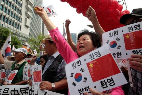 7月2日，在中國駐韓使館前，韓國民眾集會歡迎中國國家主席習(xí)近平訪韓，并打出寫有“釣魚島是中國的土地”字樣。