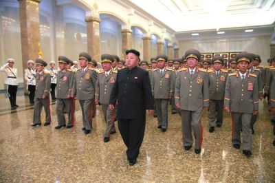 金正恩率領(lǐng)軍隊(duì)領(lǐng)導(dǎo)人等前往平壤錦繡山太陽宮瞻仰了金日成、金正日的遺容。