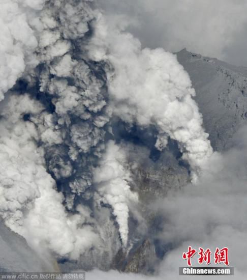 日本中部御岳山發(fā)生噴發(fā)，或已造成數(shù)人受傷。這座日本第二高的火山噴出高達3公里的火山灰。