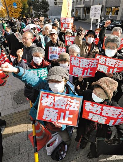 10日，日本東京，民眾聚集在首相官邸前，抗議當(dāng)天生效的《特定秘密保護(hù)法》。