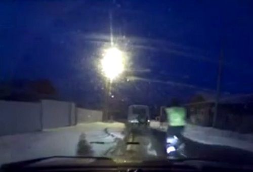 警車追逐中仍未追上可疑汽車，此時令人震驚的一幕出現(xiàn)，一名警察從警車中跳出來，向可疑車輛跑去。