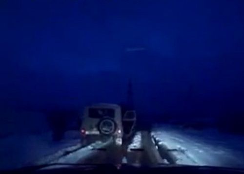 　　警察成功打開可疑汽車的車門并登上汽車，司機見狀立即停車及棄車逃走，警察則下車?yán)^續(xù)追捕司機。
