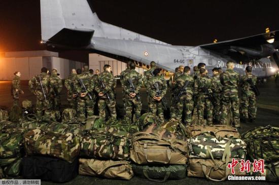 當?shù)貢r間1月7日，法國軍人抵達巴黎布爾歇機場。他們將被部署在巴黎，以增強巴黎市的安保力量。