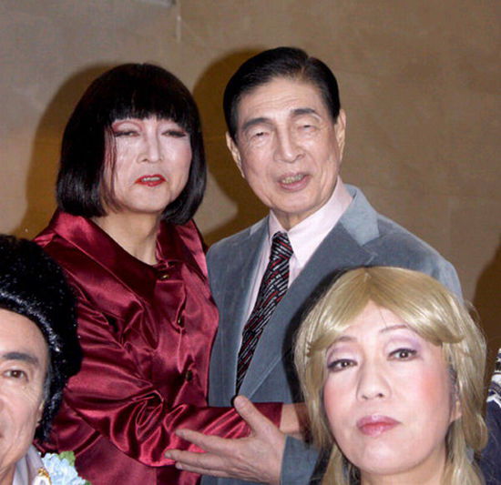 日本前首相鳩山由紀(jì)夫（后排左一）女性扮相演出音樂?。ňW(wǎng)頁截圖）