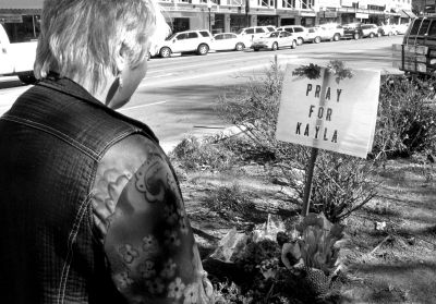 2月10日，美國亞利桑那州，民眾獻花悼念遇難的美國人質(zhì)米勒。圖/東方IC