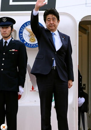 安倍在機場告別，面色凝重