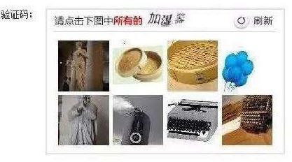 澎湃新聞記者從鐵路上海站了解到，目前窗口售票采用的系統(tǒng)與12306網(wǎng)購不同，購票者通過身份證件的驗證，即可購票。根據(jù)往年經(jīng)驗，每年臘月二十三到二十九的火車票最為緊俏，對應(yīng)的網(wǎng)絡(luò)購票日期為12月4日至10日，春運火車票搶票也進(jìn)入最白熱化的狀態(tài)。對此，鐵路部門提醒，如果沒能在第一時間買到票，旅客不妨在起售時間30分鐘后、開車前15天和開車前1天三個時間點“撿漏”，可能會有意外的收獲。