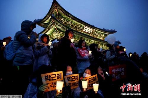 韓國民眾要求樸槿惠下臺的燭光集會現(xiàn)場。