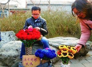 李博文周末在什剎海擺攤賣花。 晨報(bào)記者 王巍/攝