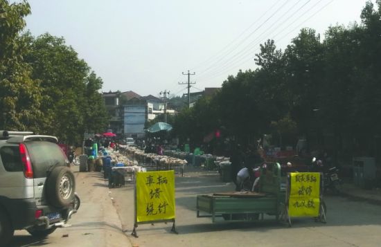 簡陽董家埂鄉(xiāng)，主干道被占道擺酒席