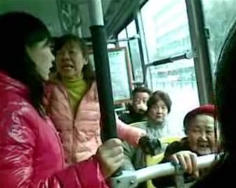 女孩沒給老太讓座被人批。