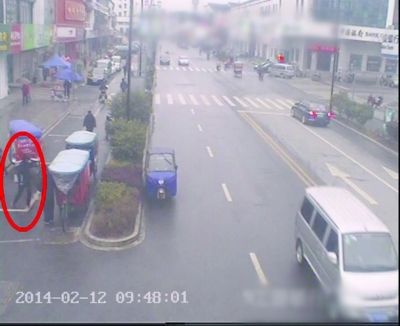 盡管嫌疑人拿走了金店內(nèi)的監(jiān)控設備，但他逃離過程中仍被道路監(jiān)控拍下（紅圈中為嫌疑人）。