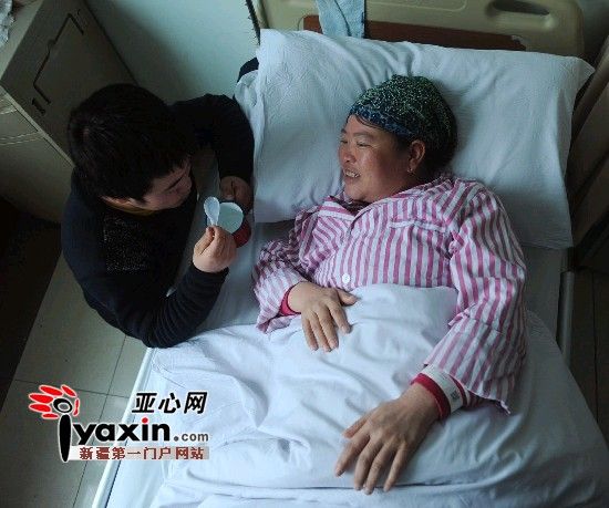 2月15日，馬友紅給病床上的母親喂水喝，對(duì)于家庭現(xiàn)在的處境，身患重癥的母親也時(shí)而感到愧對(duì)兒子。亞心網(wǎng)記者 張已 攝