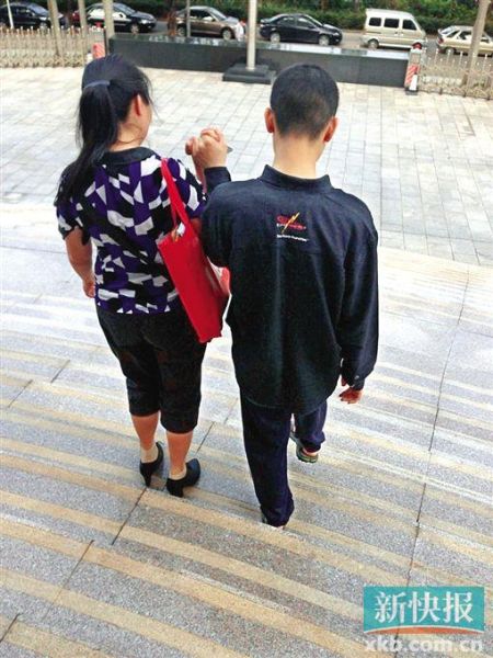 李星兒與媽媽蔣女士牽手走出法院。 新快報(bào)記者 張國鋒/攝