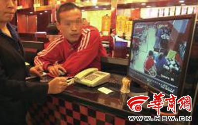 昨日，李女士展示從火鍋店抱回的火鍋，內(nèi)有濕巾