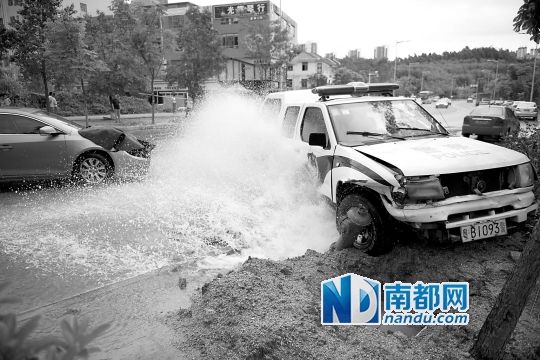 昨日，龍華金龍路，男子開(kāi)走警車(chē)，后撞上消防栓停下，警車(chē)車(chē)頭受損。