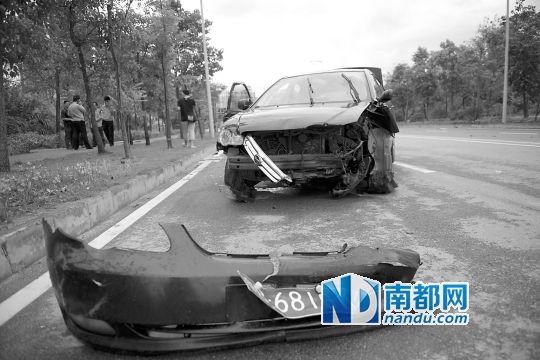 男子搶的比亞迪轎車(chē)車(chē)頭損毀嚴(yán)重。