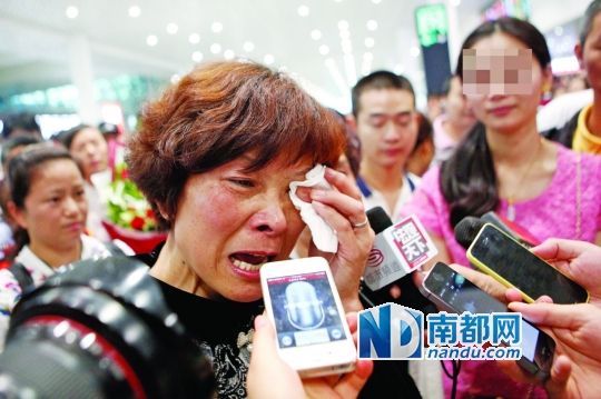 昨日，被拐25年的翁女士(粉紅色衣服者)與生母在深圳機(jī)場(chǎng)見(jiàn)面。