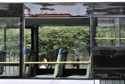 75路公交車車窗玻璃被砸碎。
