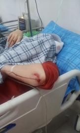 砸窗當事人胡女士在醫(yī)院接受治療。