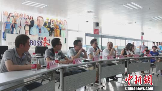 　招聘會(huì)現(xiàn)場(chǎng)，用人單位老板一字排開，與求職者面對(duì)面交流　李超慶　攝