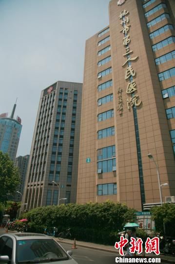 事發(fā)的醫(yī)院門口。 李晨韻 攝