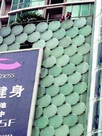 環(huán)亞廣場5樓露臺上，有一男子揚(yáng)言跳樓。