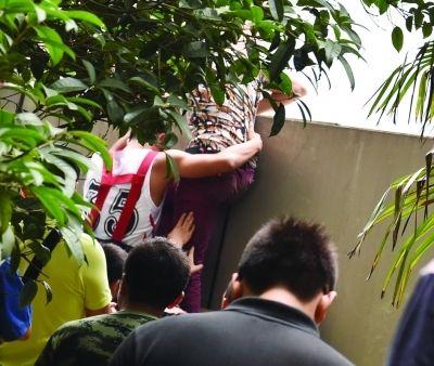 2小時后，該包工頭終于被抱下來了。