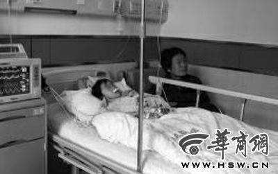 昨日下午，在延長縣醫(yī)院，外婆守在5歲的黑鈺雅病床前