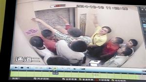 被困人員輪流砸墻進行自救。