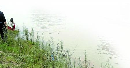 涉事男子和前女友,呆滯地望著滾滾江水。 田女士供圖