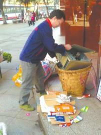 王光偉靠收廢品拾荒為生，每月僅有1000元的微薄收入。