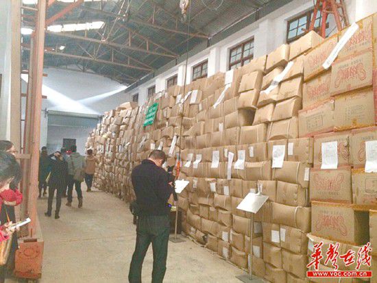 11月5日，執(zhí)法人員清理出來的假安全套把上千平方米的倉庫堆得滿滿的。