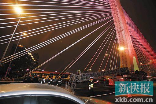 昨日深夜，橋上東側(cè)空出兩條車道用來救援。