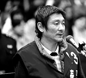 庭審時，鄭東稱自己想隨女兒一起去，請求法院判他死刑立即執(zhí)行