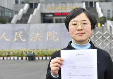 12月3日，起訴代理人出示公訴書。