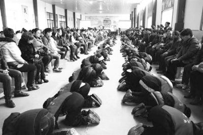 學(xué)生們?cè)诶蠋煹闹笇?dǎo)下，一起給父母下跪謝恩。微博截圖